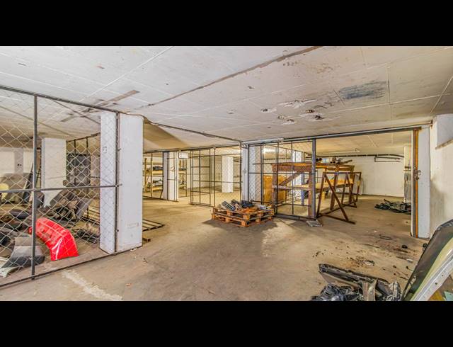 1,963M² FACTORY FOR SALE IN BOOYSENS
